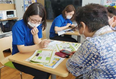 「スマホ相談窓口」や「スマホ相談会」は民間事業者や社会福祉協議会とも連携し、村内の各所で開催を重ねている