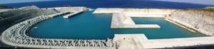 島を掘り込んだ工法で建設中の漁港の写真