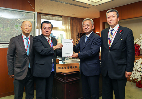 高橋国土交通副大臣（右から２人目）