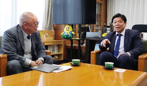 角田（左）と藤城村長（右）