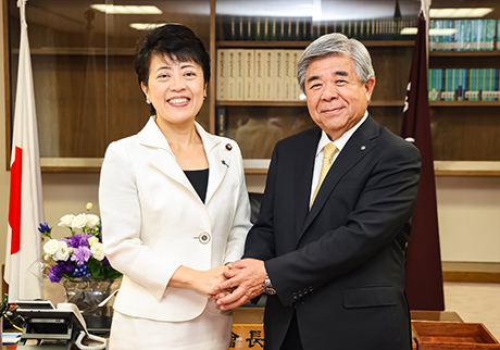 有村総務会長（左）、棚野会長（右）