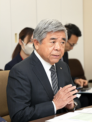 意見を述べる棚野会長