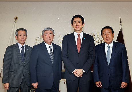 左から池田会長代行、棚野会長、小林政調会長、鈴木会長代行