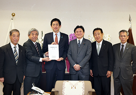 小林政務調査会長(右から4人目)、武部政務調査会副会長(右から3人目)