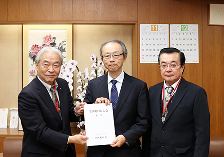 渡邊農林水産事務次官(中央)