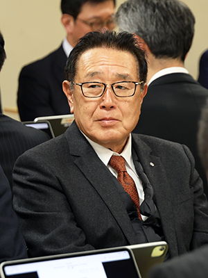 出席する鈴木会長代行