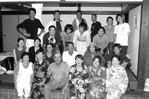 アーティストや学生ボランティアに囲まれる島を美しくつくる会の皆さんの写真