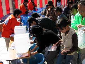 町民が協力している様子の写真