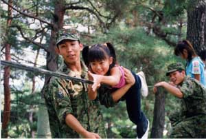 自衛隊と町民の交流の写真