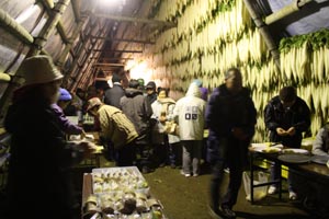ライトアップ中の大根やぐらの内側の写真