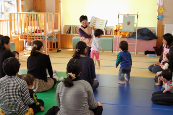 子育て支援センターにて読み聞かせを行うボランティアグループ「大きな木」の写真