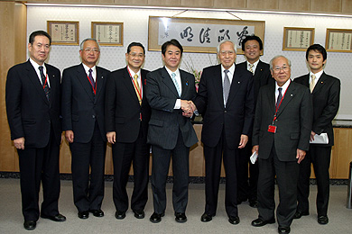 原口総務大臣（中央）・渡辺副大臣（右から3人目）・小川政務官（右）