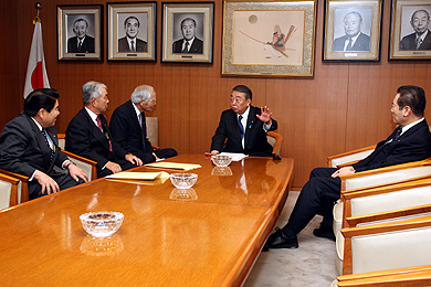 大島自由民主党幹事長（中央）