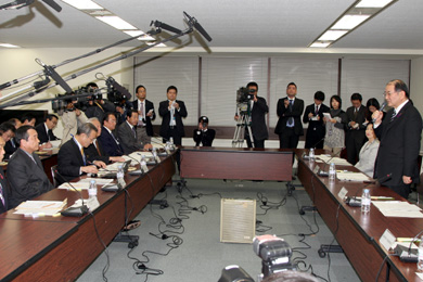 「子ども手当に関する厚生労働大臣・地方六団体会合」の写真