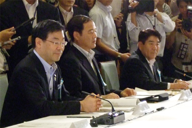 会合に出席した地方六団体代表（右が藤原全国町村会長）