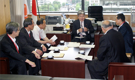 逢坂 総務大臣政務官（右から3人目）