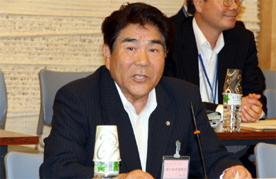 会合で発言する藤原会長