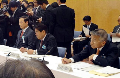 会議に出席した藤原会長(中央)、石副会長(右)
