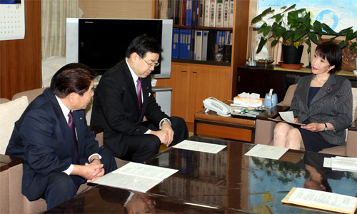 自由民主党　高市政務調査会長（右）（左が藤原会長）