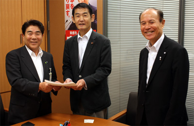 今村雅弘 自民党道州制推進本部長（中央）に要請する藤原会長（左）白石会長代行副会長（右）