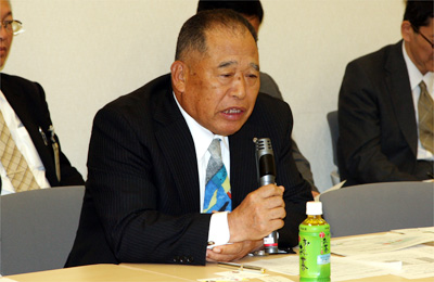 発言する吉田財政委員会委員長