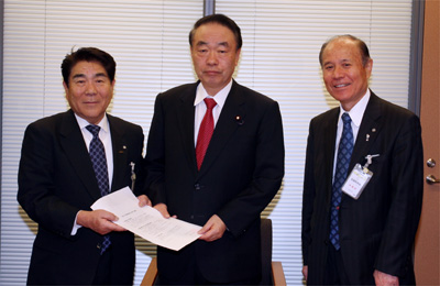 土屋正忠　衆議院議員（中央）