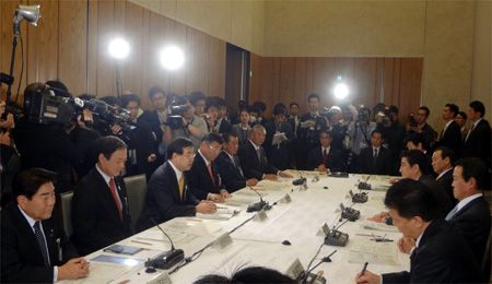 本会からは藤原会長が出席（左）