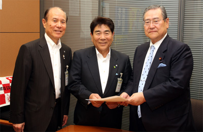 野田 毅　自民党税制調査会長（右）