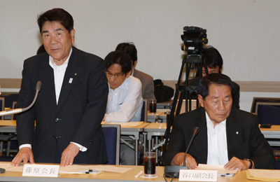 冒頭に挨拶を行う藤原会長（右は谷口会長代行副会長）の写真