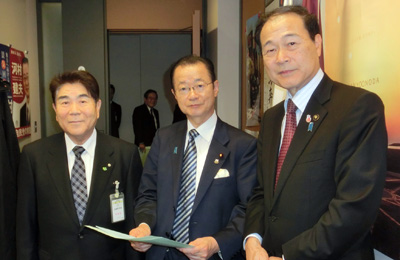 河村建夫　自民党地方創生実行統合本部長（中央）の写真