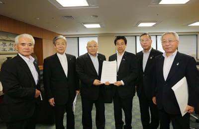 塩崎恭久 厚生労働大臣（右から3人目）の写真