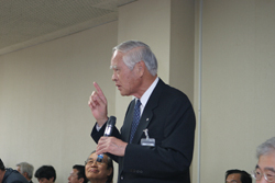 意見を述べる山本文男会長の写真