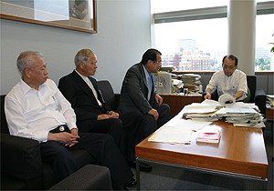 二橋内閣官房副長官の写真