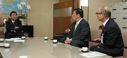 中川秀直 自民党政務調査会長/青木副会長（右）