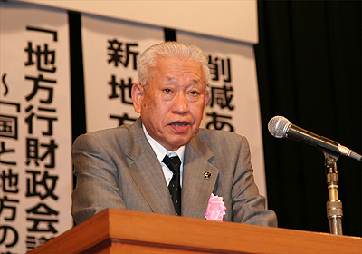決意表明:山出保全国市長会会長(金沢市長)の写真