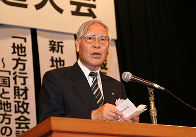 決議:山本文男全国町村会長(福岡県添田町長)の写真