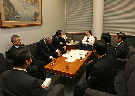 二橋官房副長官の写真