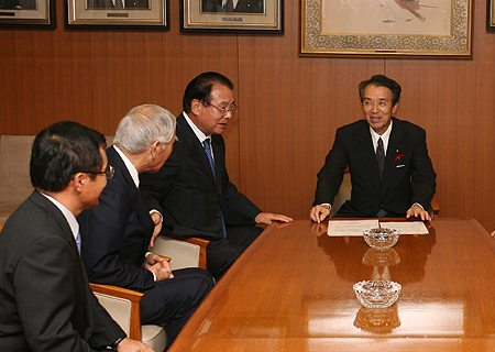 伊吹幹事長の写真