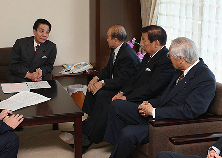 古賀　誠自民党選挙対策委員長の写真
