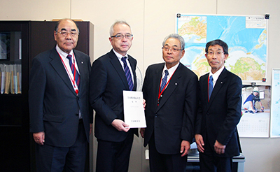 野村国土政策局長(左から2人目)