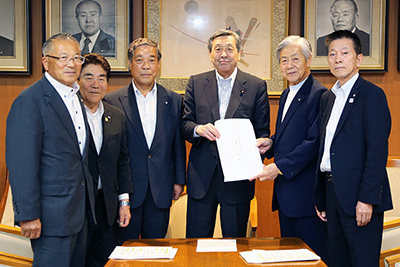 林幹事長代理（右から3人目）