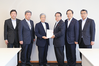 石田政調会長（右から3人目）、斉藤幹事長代行・「平成30年豪雨災害」対策本部長（右から2人目）、宮崎災害対策本部事務局長（右端）に要請