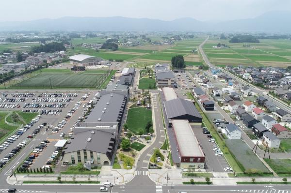小空から見たオガールエリア 広場の両側には大規模施設5棟が建ち並ぶ