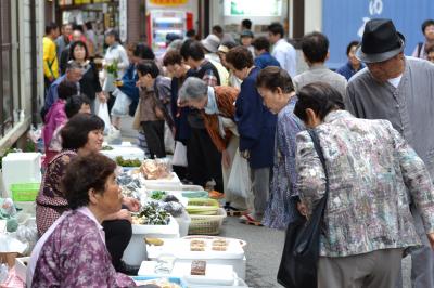温泉街名物の朝市