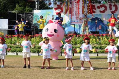 宣言セレモニーで子どもたちとSunnaちゃんがダンス