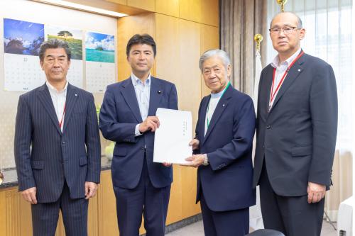 古賀総務大臣政務官（左から2人目）