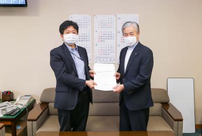 大島大臣官房長（左）