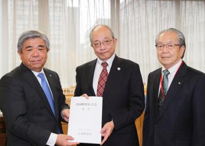 横山事務次官（中央）